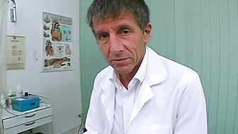 Perverser Doktor fickt anus Patientin auf Krankenschein