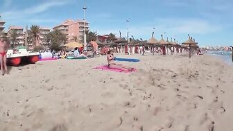 Blondine am Strand abgeschleppt