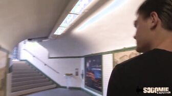 Rose se fait sodomiser devant son collègue policier