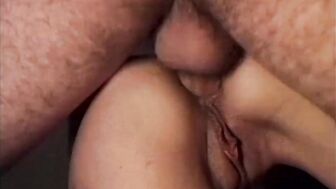 The chauffeur jizz on backside of the squaw (L'autista sborra nel culo alla signora)