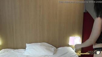 Nelie aime le sexe et se fait prendre par tous les trous